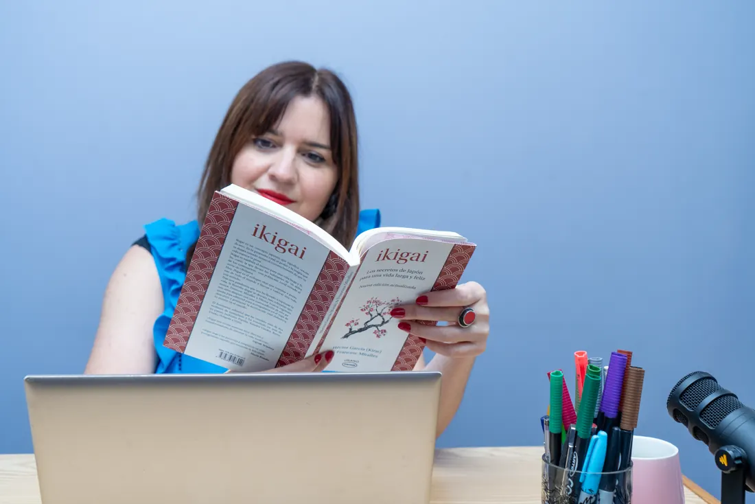 Carolina leyendo Ikigai