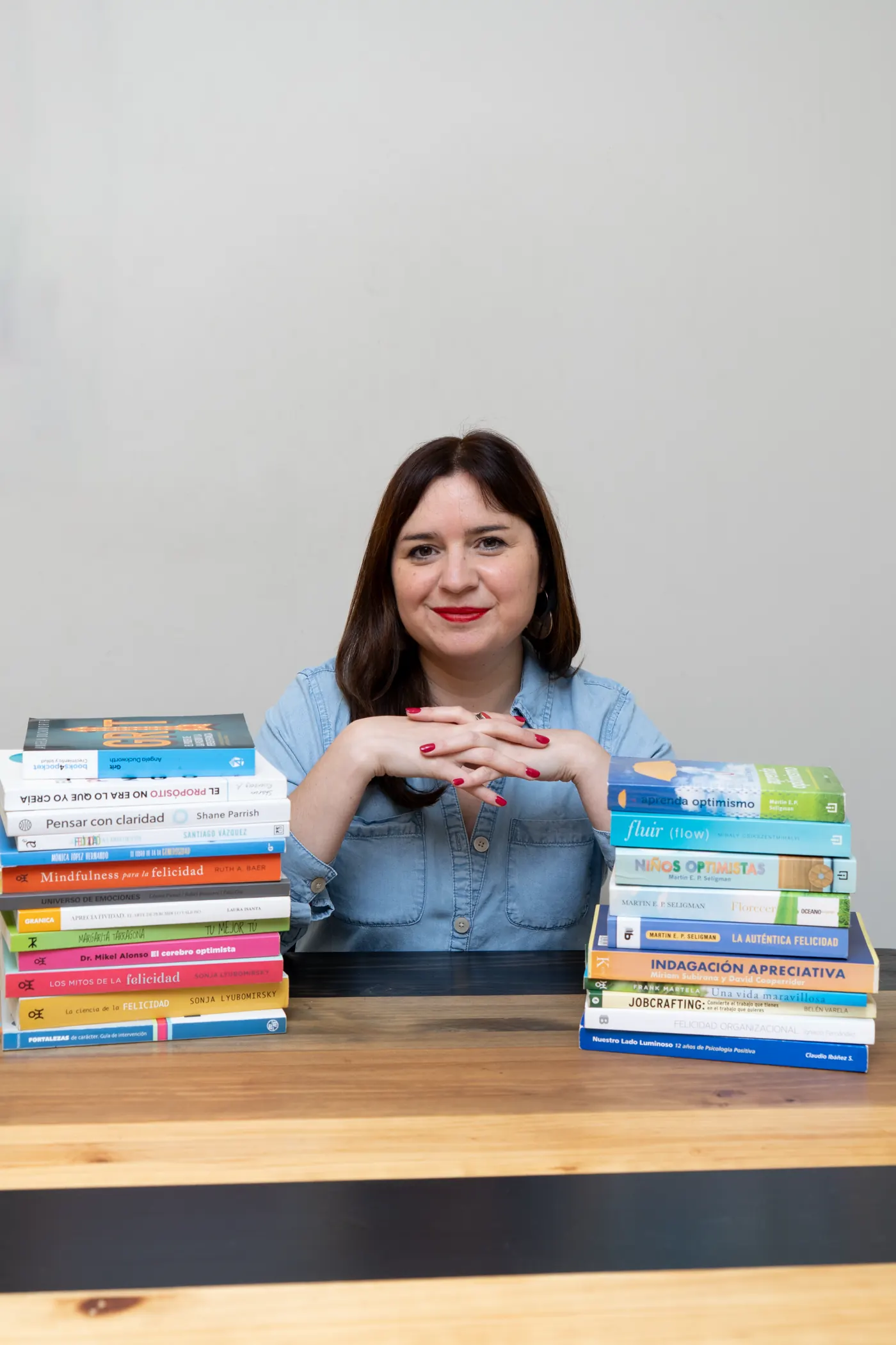Carolina junto a su biblioteca