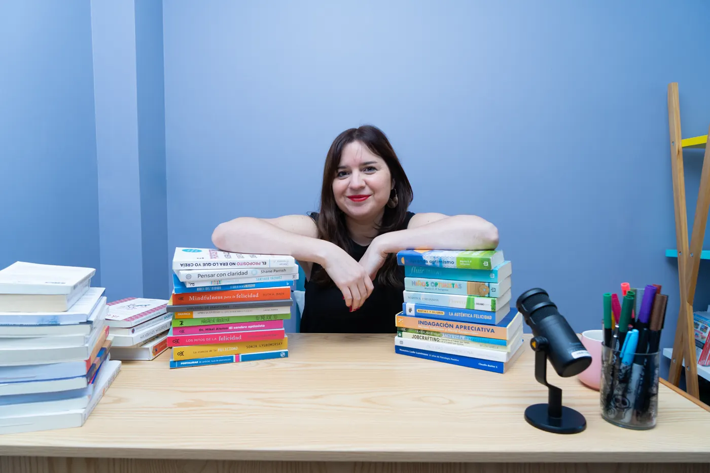 Carolina Pichuante entre sus libros de psicología positiva